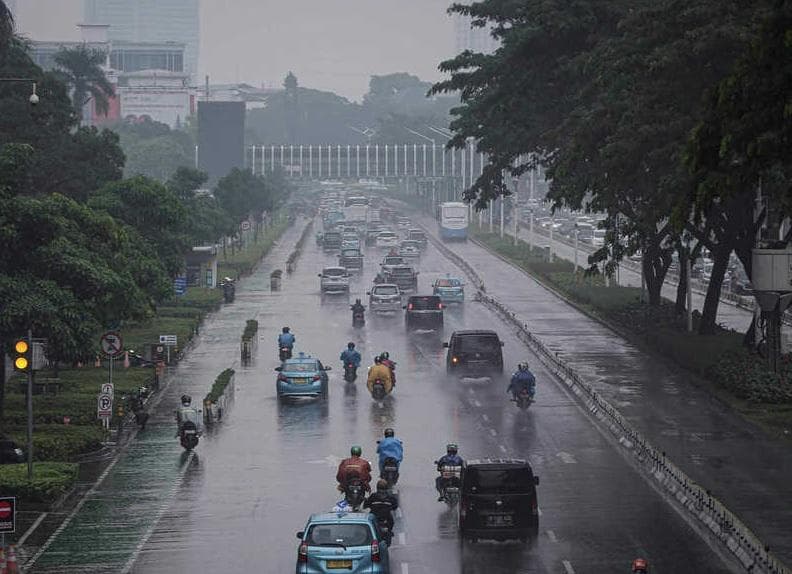 Hujan di bulan Juli terjadi di musim kemarau. (X/TMCPoldaMetro)