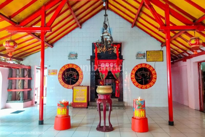 Tempat pemujaan Maitreya atau Buddha Tertawa di Klenteng Welahan.