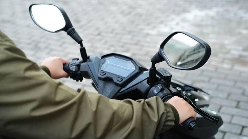 Memanaskan mesin sepeda motor injeksi. (Hondacommunity)