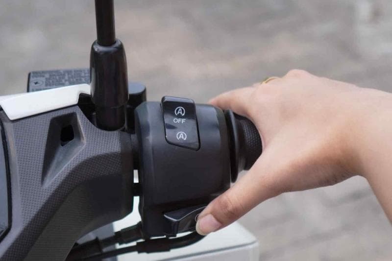 Saat memanaskan mesin, nggak perlu menggeber gas. (Bonepos)