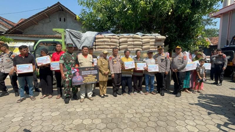 Polda Jateng mengirimkan tim trauma healing bersama bantuan bahan makanan dan 1.000 sak semen untuk korban gempa bumi di Kabupaten Batang. (Istimewa)