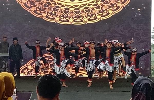 Acara ini melibatkan 30 kelompok seni. (Diskominfo Magelang)