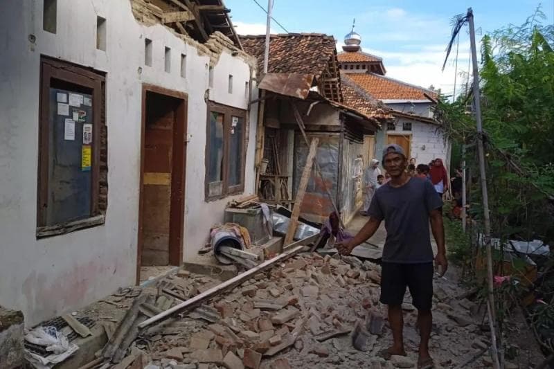 Reruntuhan rumah akibat gempa bumi yang melanda Kabupaten Batang, Minggu (7/7). (Istimewa)