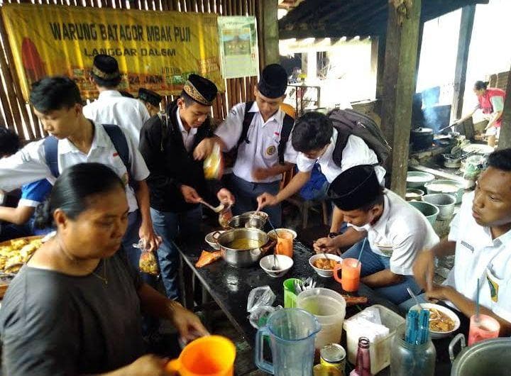 Pembeli yang selalu menjejali Batagor Mbak Puji Kudus. (Kompasiana/agussetiawan2587)