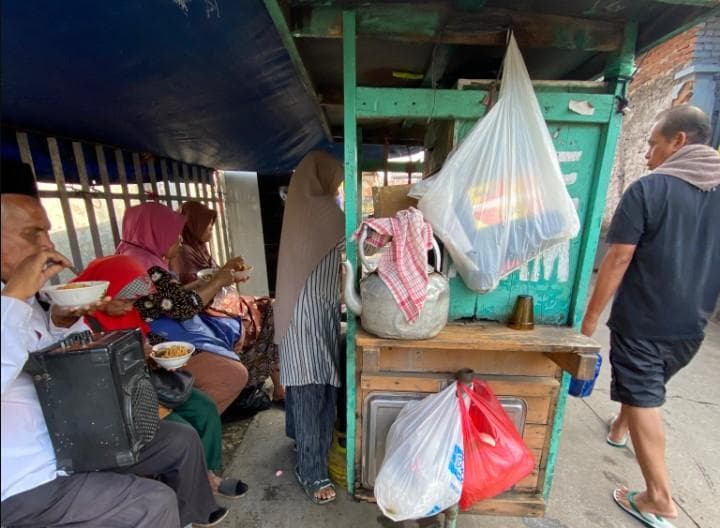 Selain biru dan cokelat, ada juga penjual mi ayam dengan gerobak warna hijau. (X/acarnanashh)