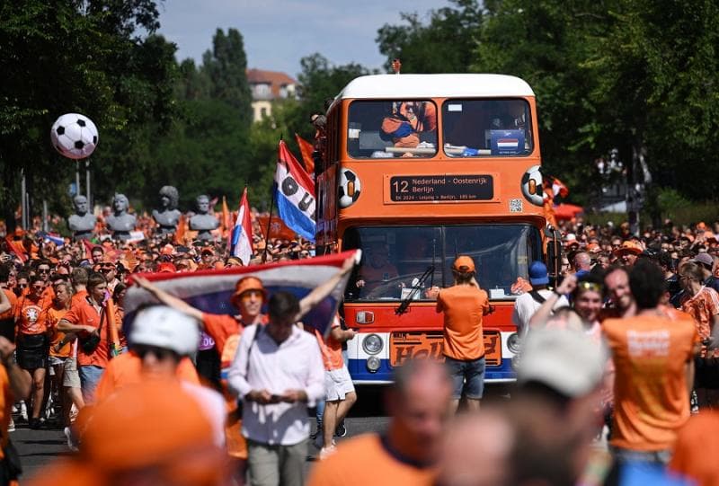 Para pendukung Timnas Belanda dengan warna khasnya, oranye. (X/alastairjam)