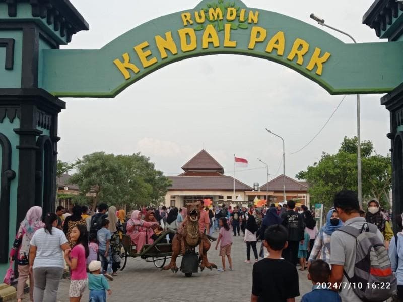 Pengunjung memadati lokasi Rumdin Kendal Park saat pembukaan. (Pemkab Kendal)