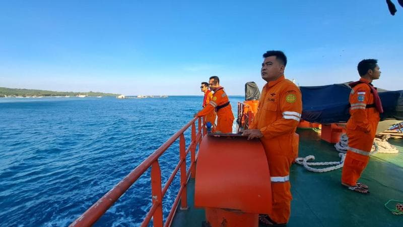 Tim SAR Semarang lakukan penyisiran di wilayah Pantai Karimunjawa, Jumat (12/7).