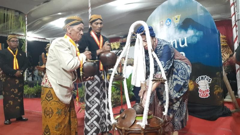 Air dari dua mata air Gunung Merbabu dan Gunung Merapi disatukan dalam tradisi Temu Tirta. (Karysmafm)