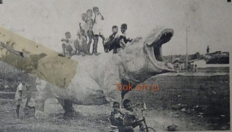 Patung Badak Angop saat dekade 1970-an. (FB/MIK SEMAR)