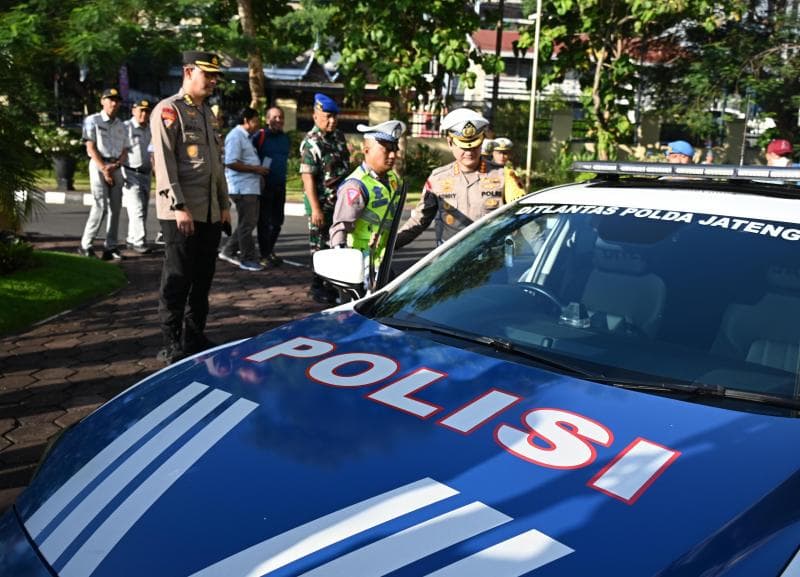 Direktur Lalu Lintas Polda Jateng Kombes Sony Irawan mengecek kesiapan anggota kepolisian dalam Apel Operasi Patuh Candi 2024 di halaman Polda Jateng, Senin (15/7). (Istimewa)