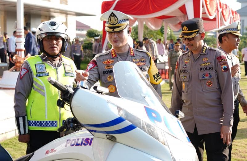 Pengecekan kesiapan motor anggota yang digunakan untuk operasional petugas dalam Operasi Patuh Candi 2024. (Istimewa)