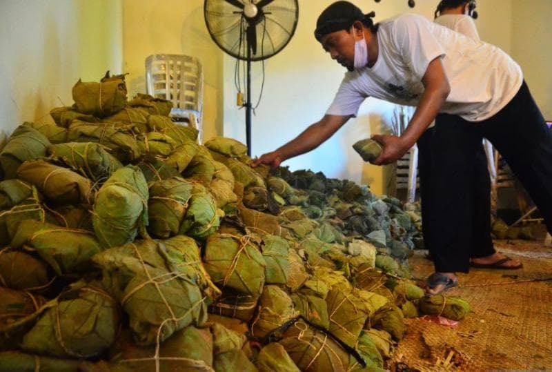 Nasi jangkrik yang dibagikan di Masjid Menara Kudus. (Antara/Yusuf Nugroho)