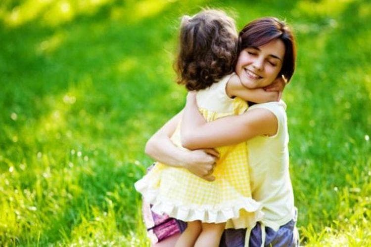 Manfaat Memeluk Anak untuk Perkembangan Emosional