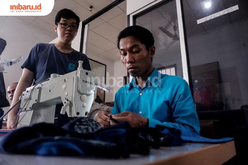 Andre sedang memantau pembuatan masker fashinnya. (Inibaru.id/ Audrian F)<br>