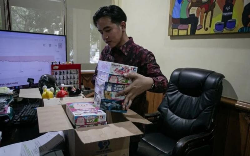 Setelah mengajukan surat pengunduran diri sebagai Walikota, Gibran mengemasi barang-barangnya yang ada di Kantor Balai Kota Solo. (Antara/Mohammad Ayudha)