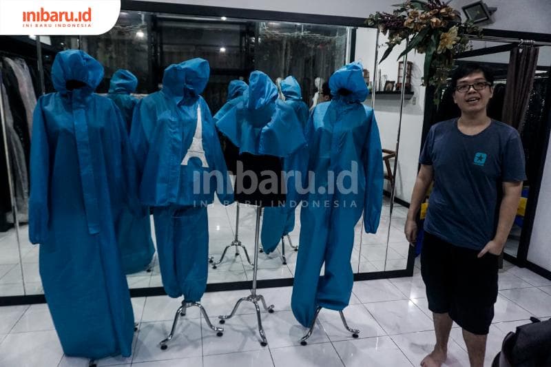 Nggak cuma masker fashion, Andre pun juga mendapat pesanan APD dengan gaya modis. (Inibaru.id/ Audrian F)<br>