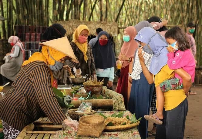 Banyak jajanan tradisional yang dijajakan di Pasar Slumpring Tegal. (FB/Infotegal/@aufa_hwd)