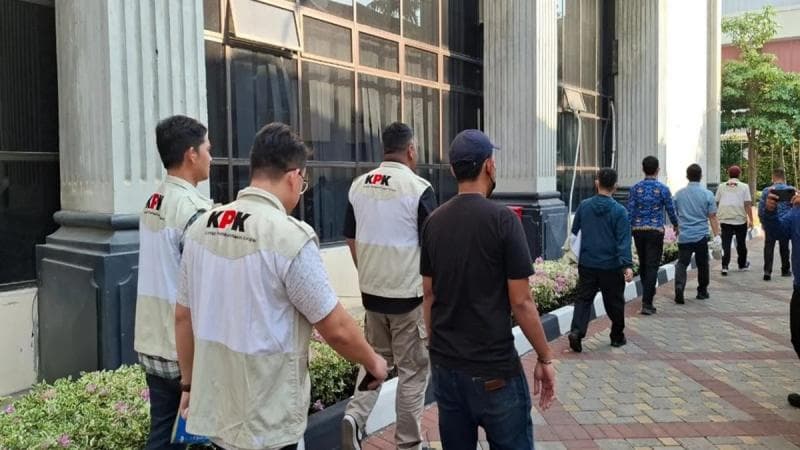 Petugas KPK keluar kantor Walikota Semarang, Rabu (17/7). (Pikiran Rakyat)