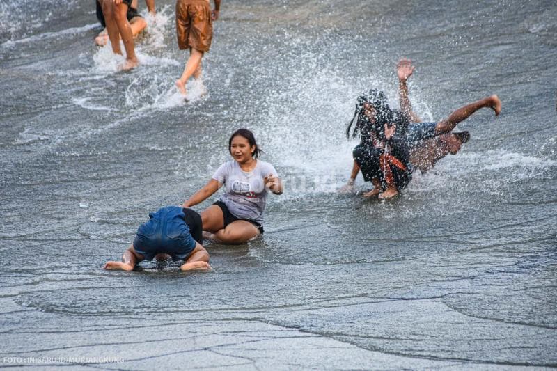 Surfing di Banjir Kanal Barat menjadi salah satu hiburan yang seru di Semarang baru-baru ini. Namun, karena masuk Zona Khusus, berselancar di sini sebetulnya berbahaya.