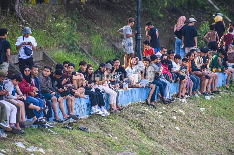 Hampir tiap sore surfing di Banjir Kanal Barat menjadi tontonan masyarakat Kota Semarang.