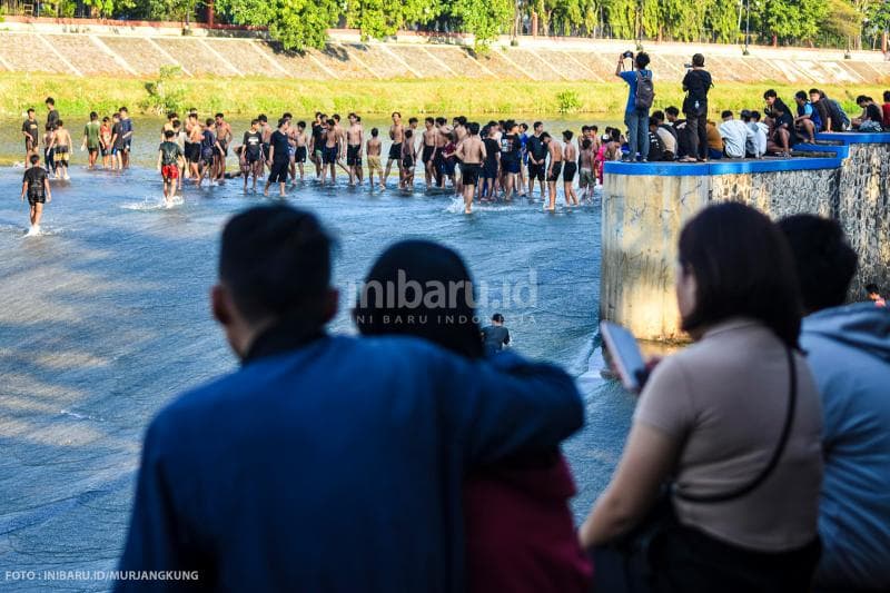 Bersama-sama bersiap meluncur di mercu bendung Banjir Kanal Barat Semarang.