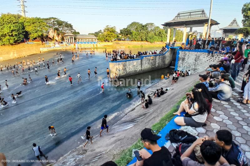 Meski memberikan hiburan yang seru, Bendungan Pleret di Banjir Kanal Barat Semarang kurang cocok disebut sebagai tempat wisata.&nbsp;