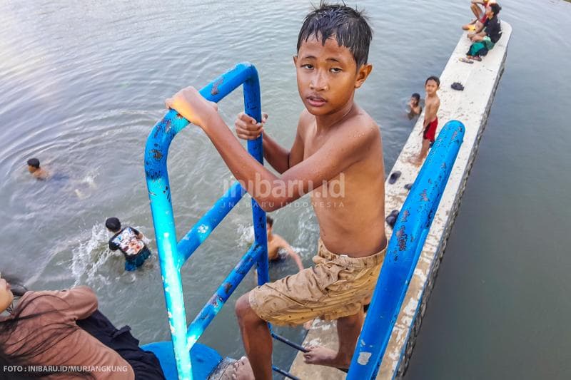 Butuh menuruni tangga yang lumayan tinggi untuk bisa mencapai mercu bendung di Bendungan Pleret, Banjir Kanal Barat, Semarang.