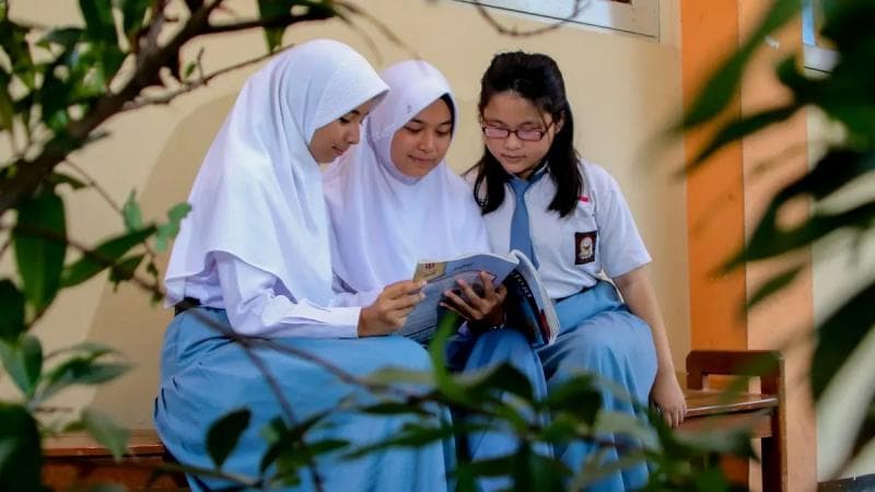 Pihak sekolah harus selalu mengawal dan mengarahkan siswa-siswanya dalam menempuh studi di SMA. (Unsplash)