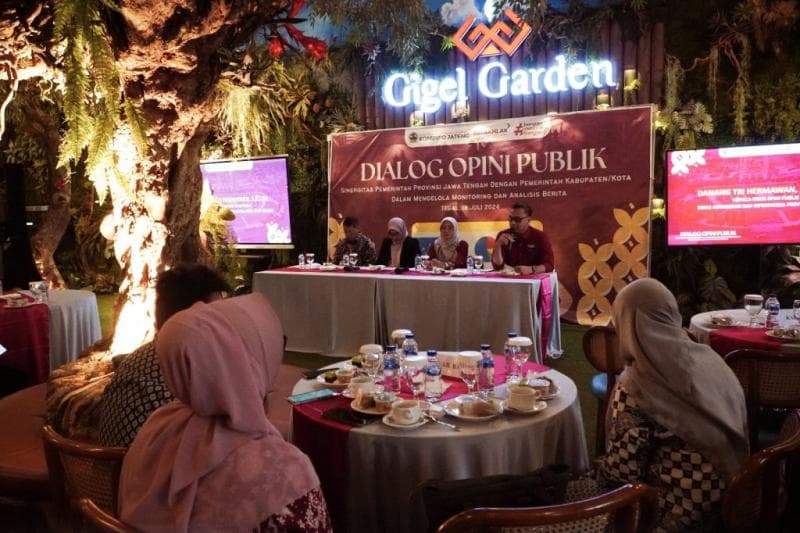 Dialog Opini Publik Sinergitas Pemerintah Provinsi Jawa Tengah dengan Pemerintah Kabupaten/Kota dalam Mengelola Monitoring dan Analisis Berita yang diselenggarakan Dinas Komunikasi dan Informatika (Diskominfo) Provinsi Jawa Tengah di Gigel Garden Kota Tegal pada Kamis, 18 Juli 2024. (Diskominfo Jateng)