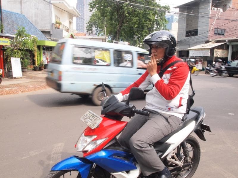 Merokok saat berkendara ternyata bisa dianggap melanggar hukum. (Astramotor)