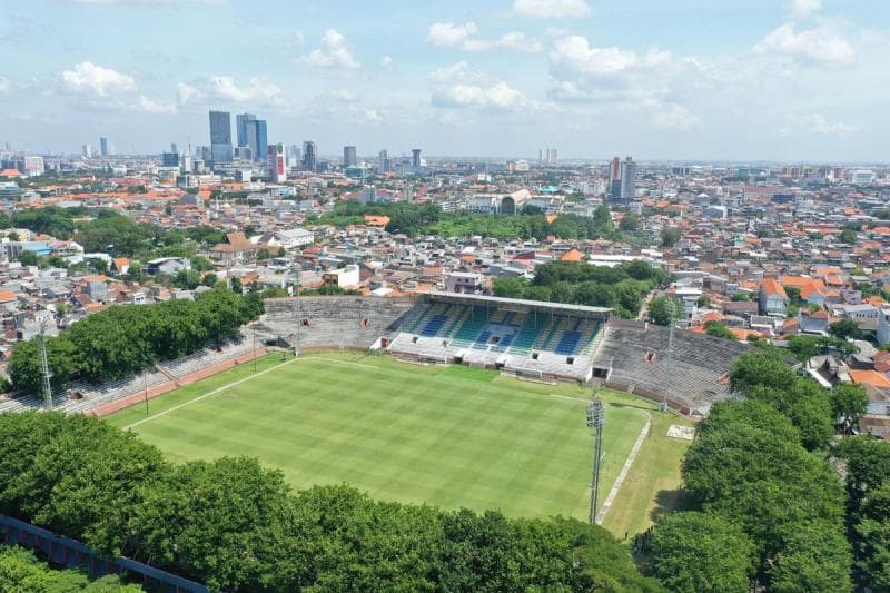 Pohon besar tumbuh di tribun Stadion Gelora 10 November Tambaksari Surabaya. (Antara/Diskominfo Surabaya)