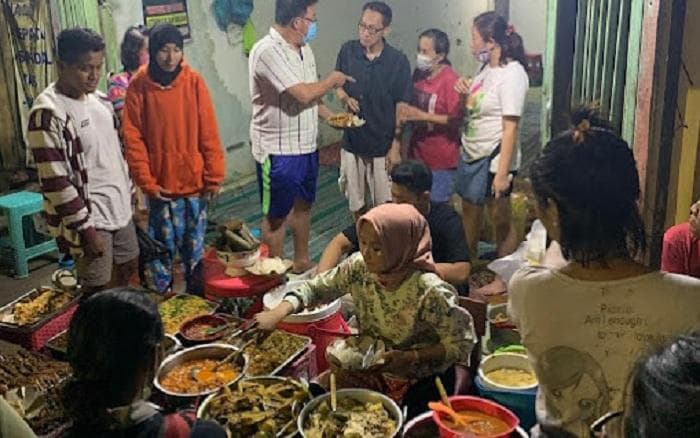 Meski buka malam hari, pecel Mranggen selalu dijejali pembeli. (Googleuser/Bayu ss)