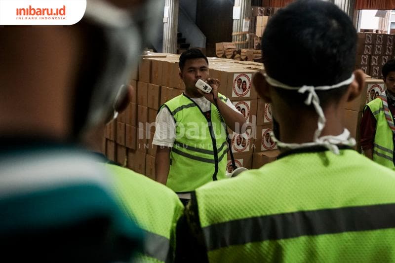 Salah seorang koordinator sedang mengomando para sukarelawan sebelum bekerja. (Inibaru.id/ Audrian F)<br>