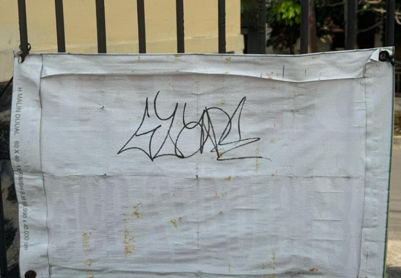 Coretan vandalisme yang diduga sebagai tanda target maling. (X/Oylavia)