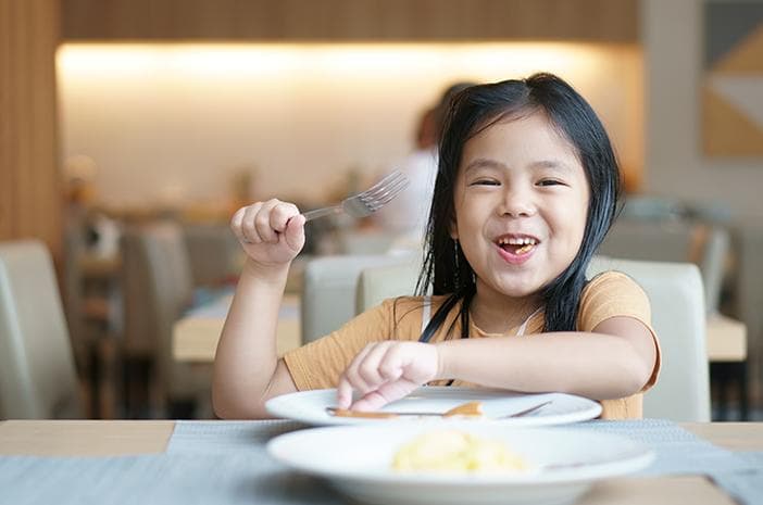 Mengunyah bisa memudahkan kerja lambung dan usus untuk mencerna makanan. (via Halodoc)