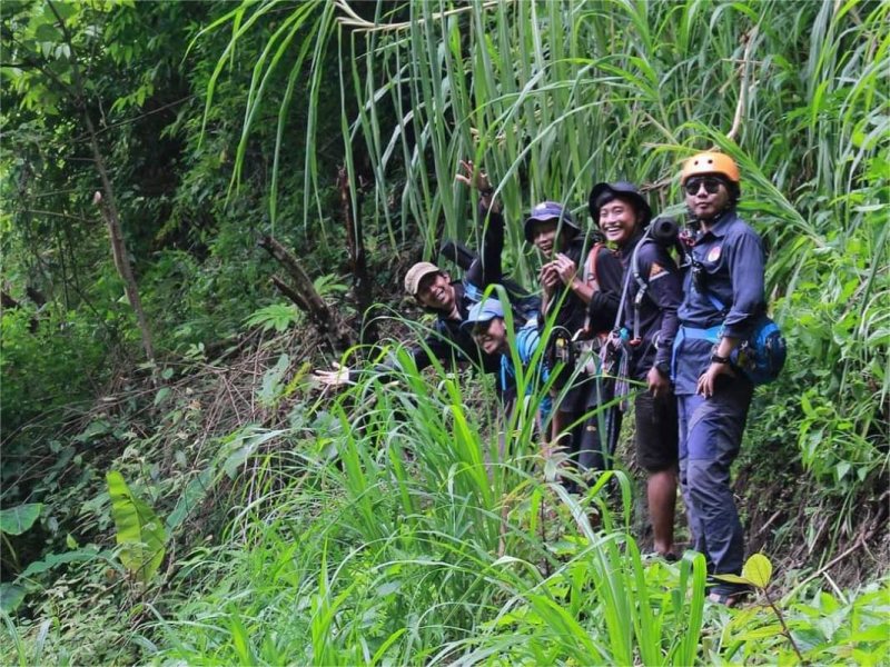 Ady dan rombongan mendakinya terlihat sangat <i>happy</i> selama pendakian. (Dok Ady Kurniawan)