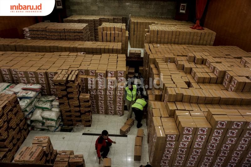 Ribuan paket sembako yang akan diedarkan. (Inibaru.id/ Audrian F)<br>