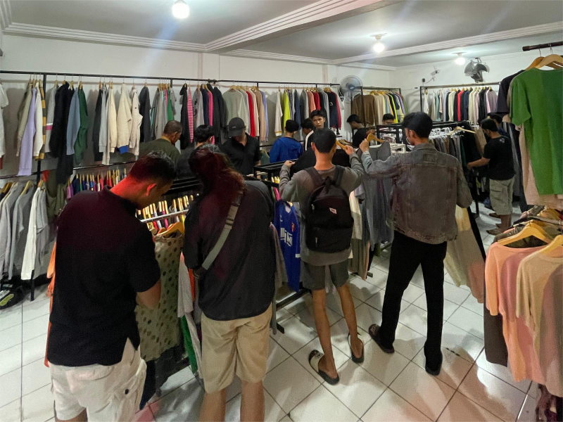 Suasana pembeli yang ramai menyerbu pakaian di Brand Hunter Pati. (Dok Irwan Setya Pambudi)