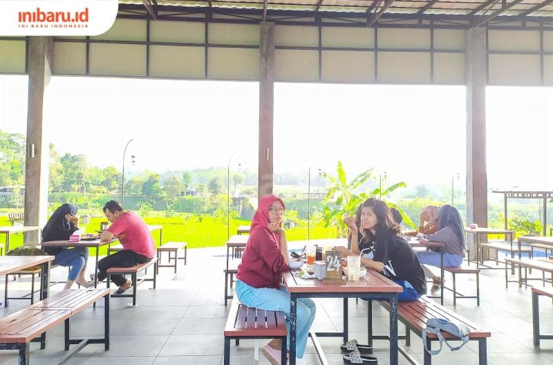 Potret para pengunjung Cafe Rolet yang tengah menikmati pesanan sambil melihat hijaunya persawahan sekitar.&nbsp;(Inibaru.id/ Rizki Arganingsih)