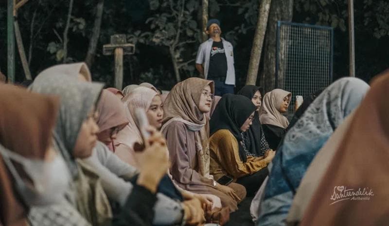 Para jemaah Nongkrong Tobat Santrendelik yang biasa disebut Tobaters. (Instagram/Santrendelik)