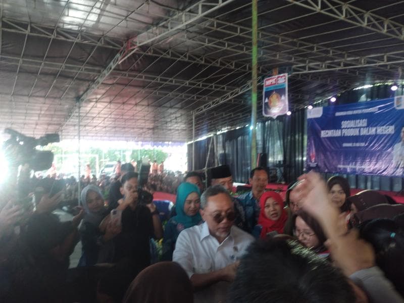 Mendag Zulkifli Hasan hadiri sosialisasi makan gratis di SMA 3 Semarang, Jumat (26/7).
