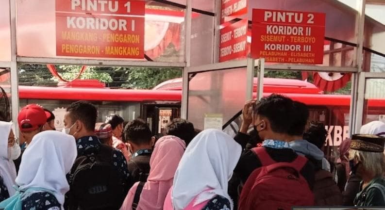 Pelajar dan mahasiswa menyemut di Halte BRT Trans Semarang Balai Kota. (Googleuser/Ibrani Alfonso)