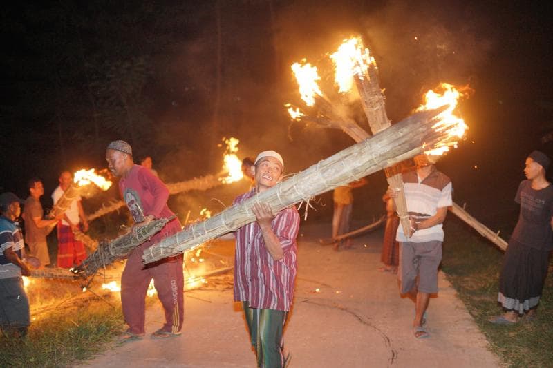 Warga Dukuh Dombyang, Desa Jepalo, Kecamatan Gunungwungkal, Kabupaten Pati, membawa obor berkeliling desa untuk melakukan tradisi Lamporan. (Dok Pondok Tani Bendo Agung)