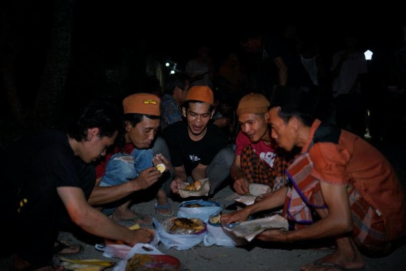 Warga Dombyang mengikuti <i>barikan</i> atau kondangan bersama sebagai penutup rangkaian tradisi Lamporan. (Dok Pondok Tani Bendo Agung)