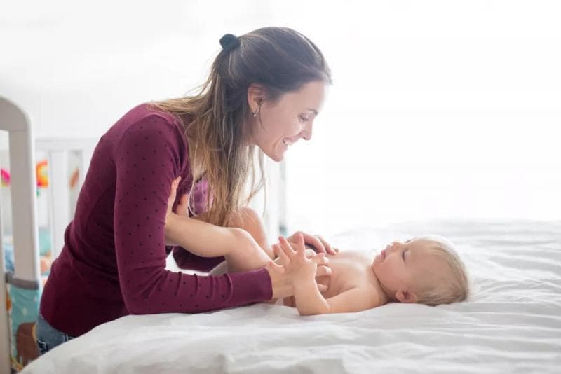 Minyak telon boleh diberikan ke bayi yang baru lahir nggak, ya? (Klikdokter)