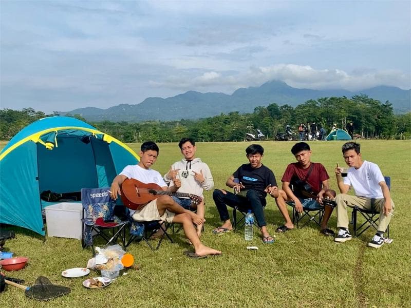 Camping bareng teman di tepi Waduk Gembong dengan latar belakang Pegunungan Muria terlihat sangat seru, ya?&nbsp;(Dok Compass GMB Outdoor Rent)