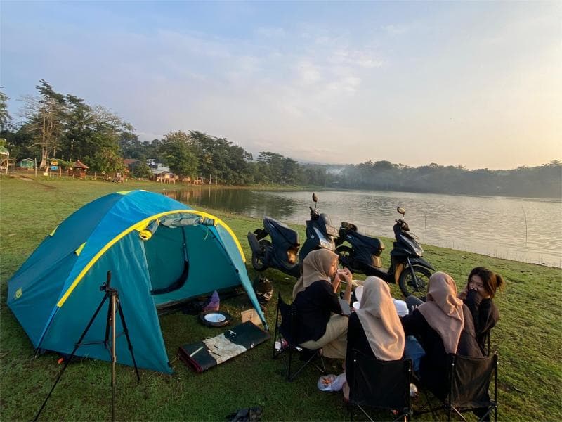 Para pengunjung Waduk Gembong Pati menyewa peralatan outdoor di Compass GMB Rent.&nbsp;(Dok Compass GMB Outdoor Rent)