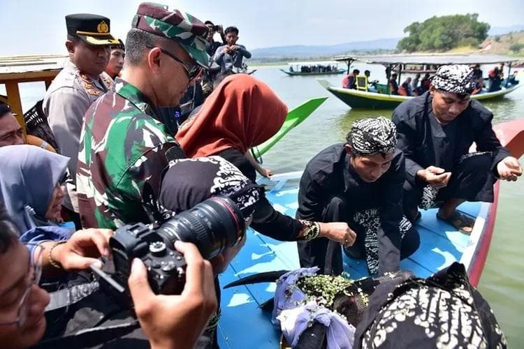 Tradisi larung sesaji bernama Sedekah Waduk Cacaban di Tegal. (Ayo Tegal/Dwi Ariadi)