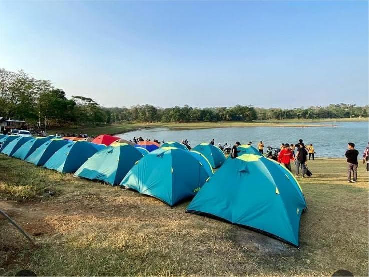 Suasana ramainya wisatawan berkemah di Waduk Gembong, Pati. (Dok Compass GMB Outdoor Rent)